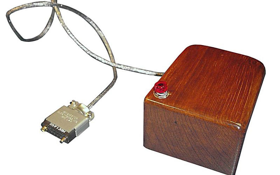 Die Originalmaus: Der Prototyp bestand aus einem Holzkästchen mit Strippe, einer roten Taste zum Klicken und einem Rad, das die Bewegungen des Geräts auf dem Bildschirm umsetzte. Foto: Logitech