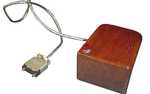 Die Originalmaus: Der Prototyp bestand aus einem Holzkästchen mit Strippe, einer roten Taste zum Klicken und einem Rad, das die Bewegungen des Geräts auf dem Bildschirm umsetzte. Foto: Logitech