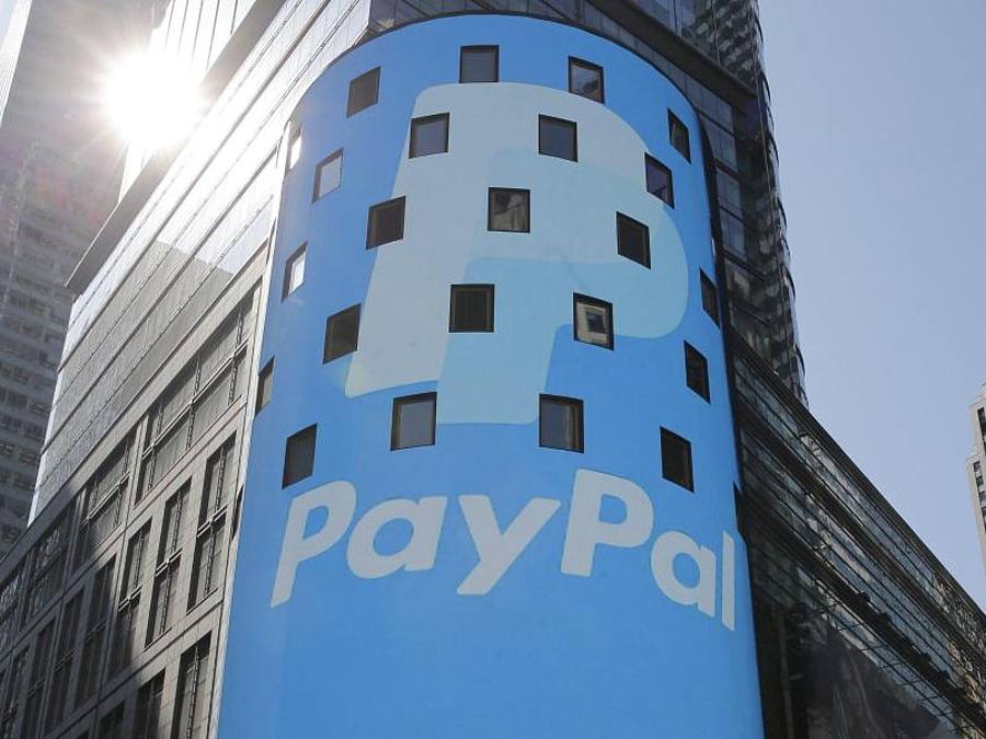Das Paypal-Logo an einer Gebäudefassade
