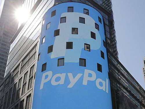 Das Paypal-Logo an einer Gebäudefassade