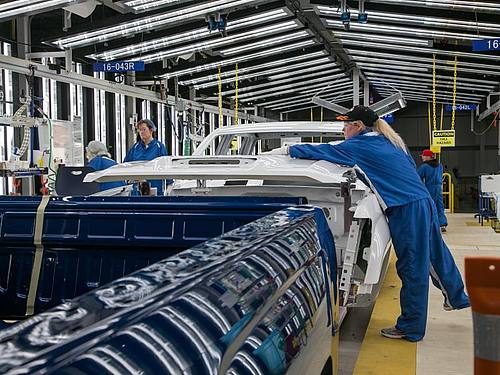 Arbeiter führen in der Lackiererei der General Motors Flint Assembly eine Endkontrolle durch. Foto: Ryan Garza, Detroit Free Press/TNS via ZUMA Wire/dpa