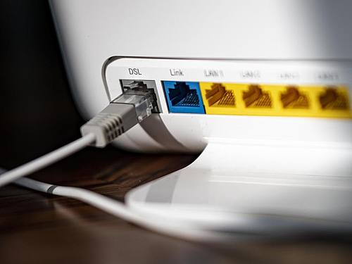 Die Bundesnetzagentur schlägt eine Mindest-Downloadrate von zehn Megabit für jeden Internetanschluss vor. Foto: Fabian Sommer/dpa