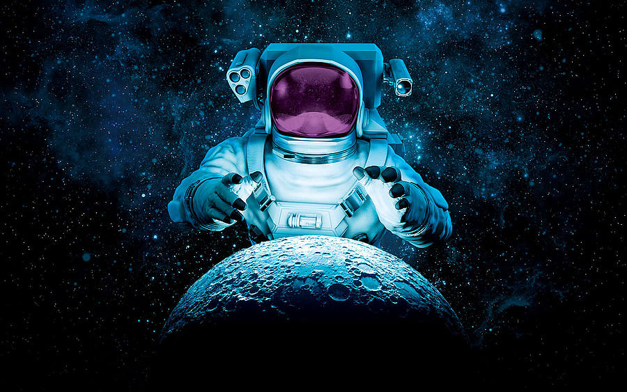 Ein Astronaut der über einem Planeten schwebt