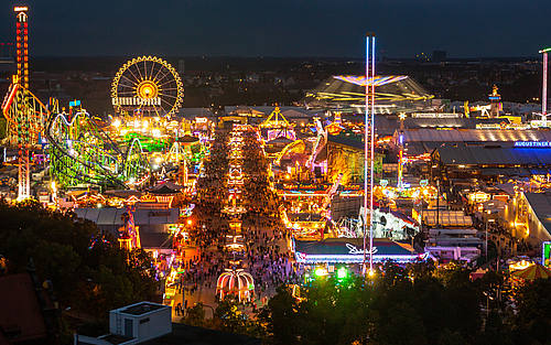 Münchener Oktoberfest bei Nacht