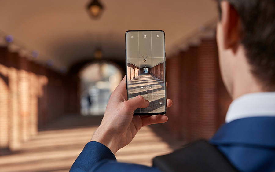 Ein Mann macht ein Foto mit dem Oneplus 7 Pro