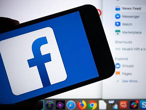 Smartphone mit einem Facebook-Logo