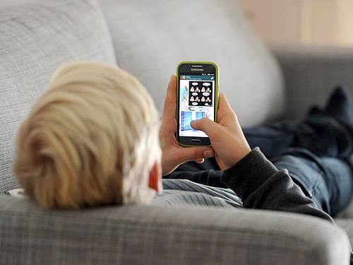 Im Corona-Jahr 2020 ist die tägliche Internetnutzungsdauer von Jugendlichen im Vergleich zum Vorjahr um rund 50 Minuten gestiegen. Foto: Tobias Hase/dpa/Symbolbild