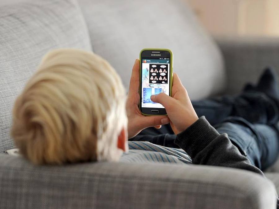 Im Corona-Jahr 2020 ist die tägliche Internetnutzungsdauer von Jugendlichen im Vergleich zum Vorjahr um rund 50 Minuten gestiegen. Foto: Tobias Hase/dpa/Symbolbild