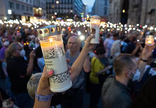 Der Tod von Lisa-Maria Kellermayr, die zuletzt wegen Morddrohungen aus der Szene der Impfgegner ihre Praxis geschlossen hat, hat tiefe Betroffenheit ausgelöst.