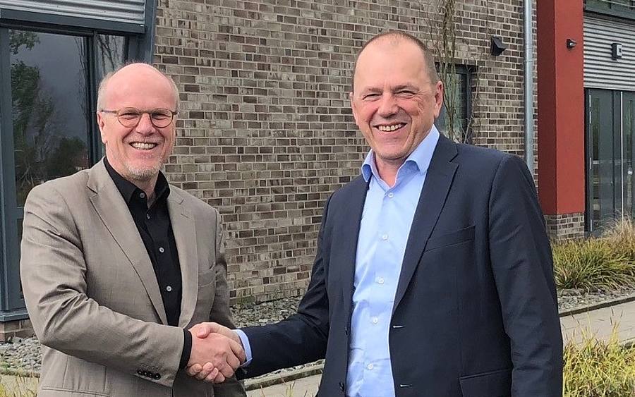 Christoph Pliete, Vorstandsvorsitzender der D.velop AG (links) und Laurenz Stecking, Geschäftsführer der Codia Software GmbH. 
