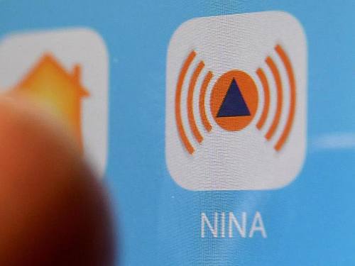 Die Notfall-Informations- und Nachrichten-App des Bundes auf einem Smartphone. Foto: Marijan Murat/dpa