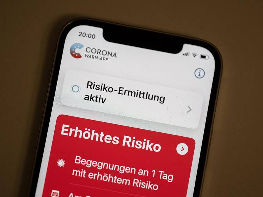 Eine neue Version der Corona-Warn-App kann die verschiedenen Zertifikate zusammenfassen. Foto: Bernd Weißbrod/dpa