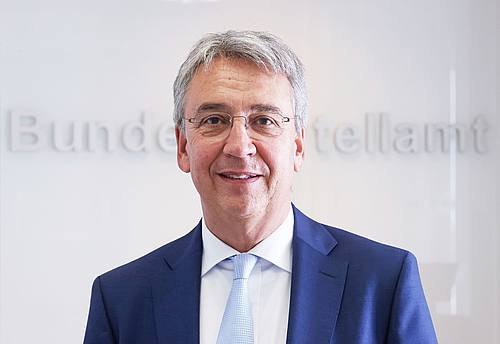 «Künstliche Intelligenz ist unter Wettbewerbsgesichtspunkten ein Brandbeschleuniger der ersten Güte», sagte der Chef des Bundeskartellamts, Andreas Mundt, am Mittwoch in Bonn.
