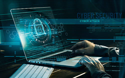 Hacker bearbeitet Laptop