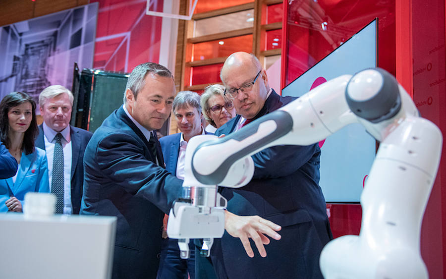 Peter Altmaier am Vodafone-Stand