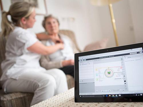 Eine Pflegerin legt einer Bewohnerin im Rahmen einer elektronischen Visite ein EKG-Gerät an, dass die Daten an einen Tablet-Computer und von dort aus zum Arzt überträgt.Foto: Marius Becker