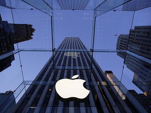 Das Apple-Logo an einer Hausfassade