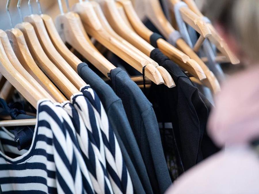 Nachhaltig produzierte Kleidung an einem Messestand. Die Uni in Lüneburg bringt eine App für Modebewusste heraus, die weg vom schnellen Konsum wollen. Foto: Sebastian Gollnow/dpa