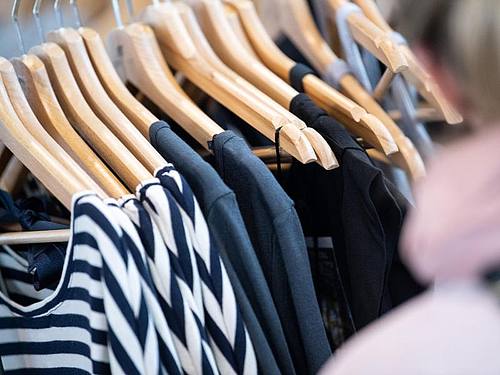Nachhaltig produzierte Kleidung an einem Messestand. Die Uni in Lüneburg bringt eine App für Modebewusste heraus, die weg vom schnellen Konsum wollen. Foto: Sebastian Gollnow/dpa