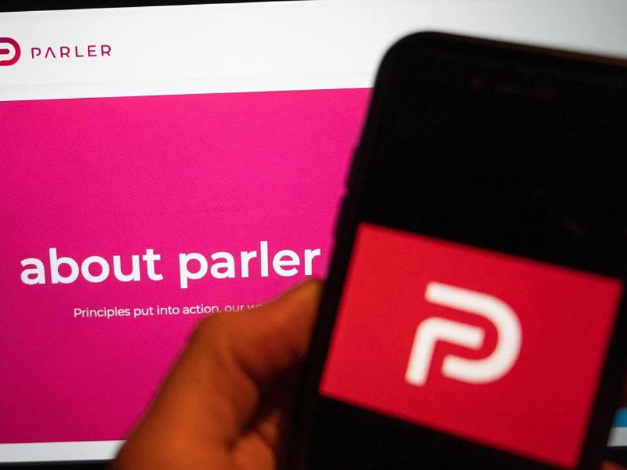 Die Plattform Parler sorgte für Kontroverse, weil sie Inhalte kaum reguliert. Foto: Christophe Gateau/dpa