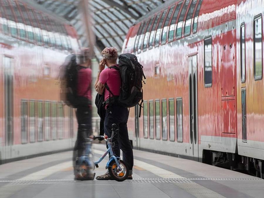 Das gesamte Streckennetz der Deutschen Bahn soll bis Ende 2026 lückenlos mit dem Mobilfunknetz der Deutschen Telekom versorgt werden. Foto: Paul Zinken/dpa-Zentralbild/dpa