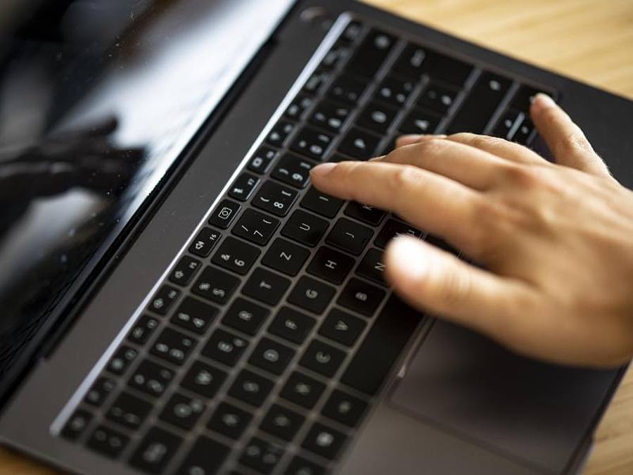 Stolze 99 Prozent der Bevölkerung sehen die Digitalisierung der Schulen als wichtiges Thema an. Foto: Fabian Sommer/dpa
