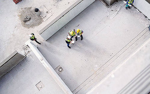 Menschen auf Baustelle