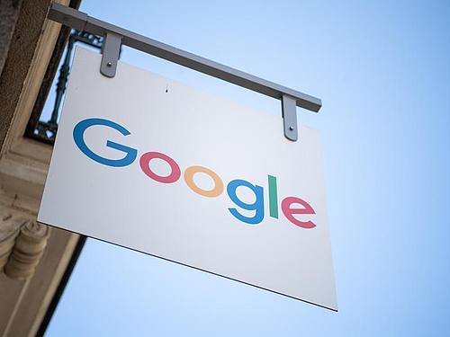Das Google-Logo auf einem Schild an einem Gebäude
