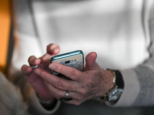 Ältere Menschen in Deutschland nutzen für die Erledigung ihrer Finanzgeschäfte immer häufiger ein Smartphone, Tablet-Computer oder PC. Foto: Jens Kalaene/dpa-Zentralbild/dpa