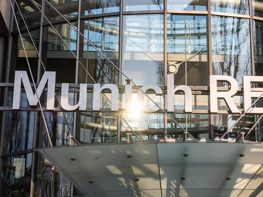 Das Logo der Munich RE am Haupteingang des Verwaltungsgebäudes der Münchener Rückversicherungs-Gesellschaft AG. Foto: Peter Kneffel/dpa