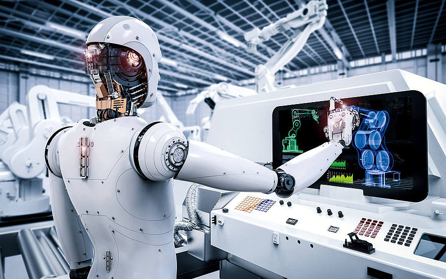 Ein Roboter bedient einen Touchscreen in einer Fertigungshalle