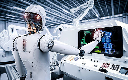 Ein Roboter bedient einen Touchscreen in einer Fertigungshalle