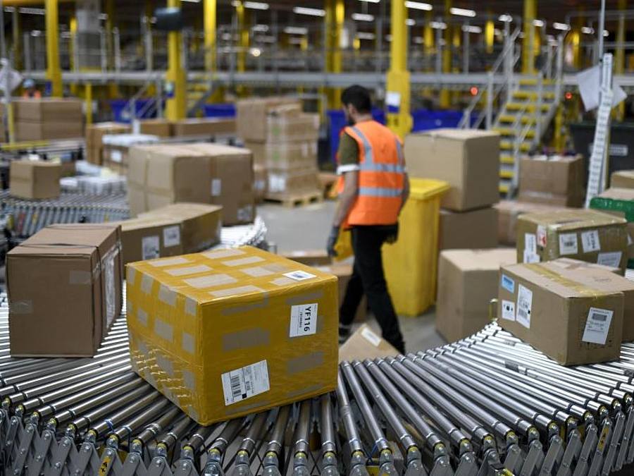 Amazon-Logistikzentrum: In Deutschlande haften in Zukunft grundsätzlich die Plattform-Betreiber für Verkäufer, die keine Umsatzsteuer zahlen. ((Foto: Ina Fassbender))