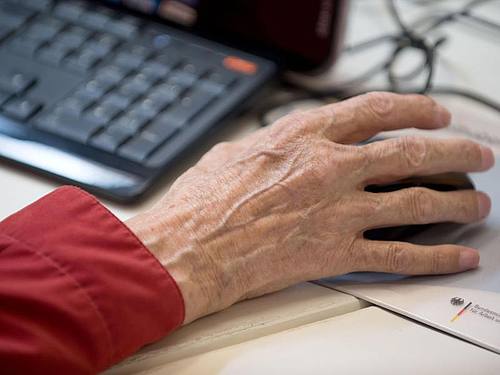 Eine Hand auf einer PC-Maus