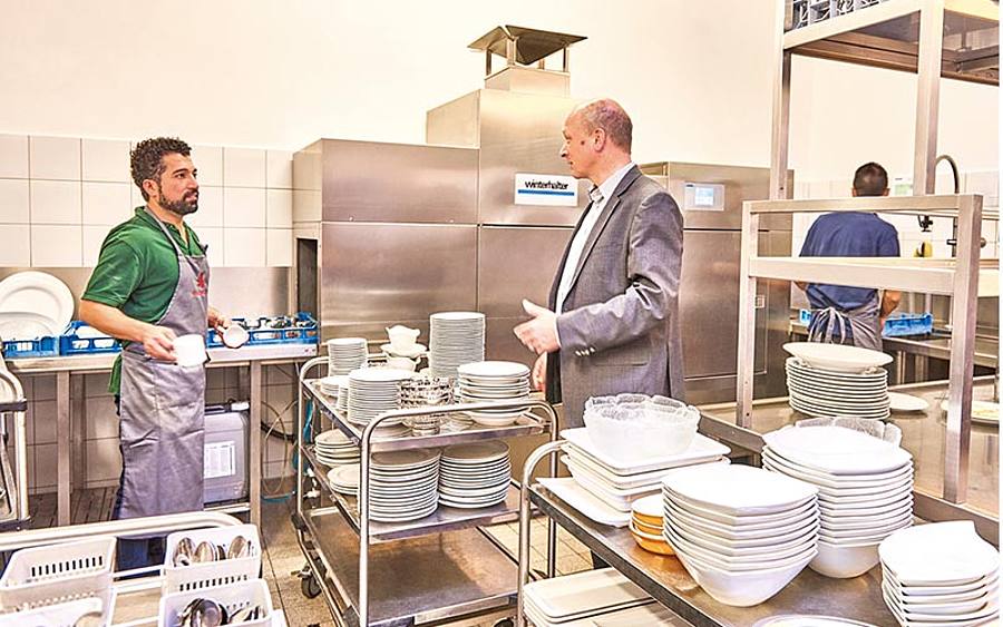 Spülmaschinen in der Großküche
