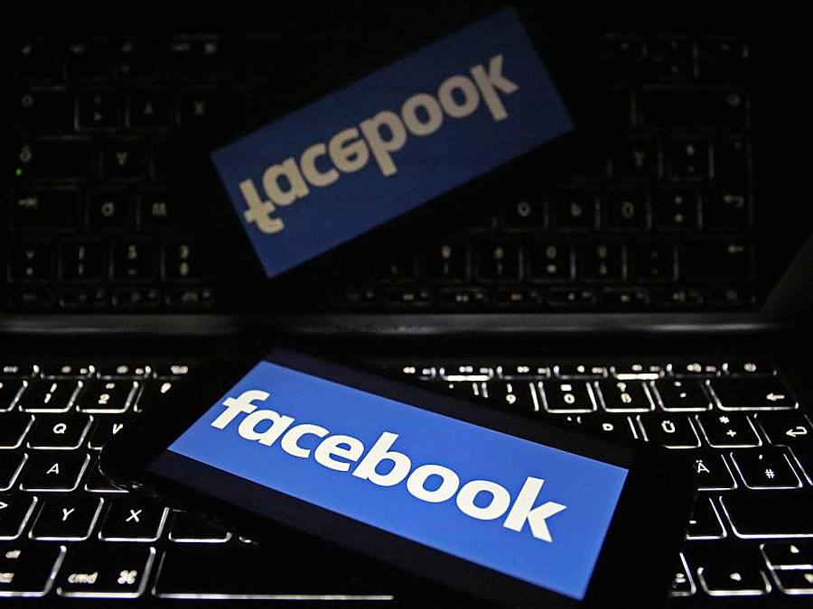 Ein Smartphone mit dem Logo von Facebook liegt auf einer Tastatur. Foto: Oliver Berg/Illustration