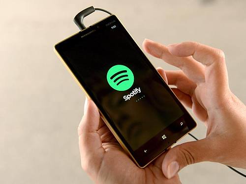 Ein Smartphone mit einem Spotify-Logo auf dem Display