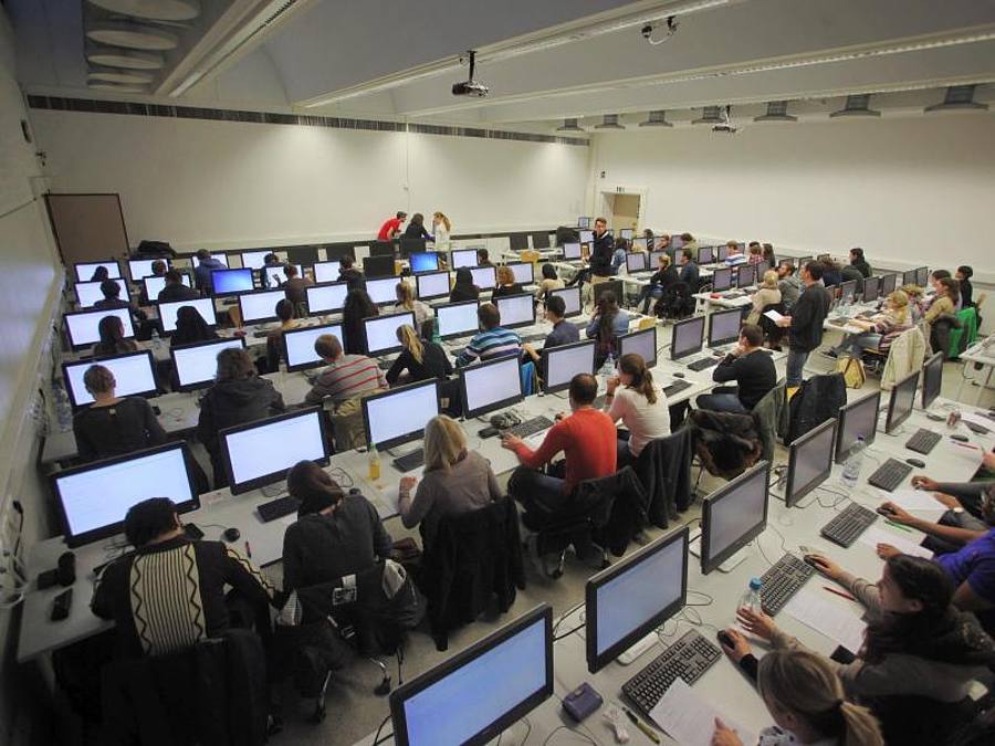 Die mit der Digitalisierung immer schneller wachsende Fülle an Informationsquellen im Internet kann Schülerinnen und Schüler aus Sicht der Stiftung Lesen vor große Herausforderungen stellen. Foto: Fredrik von Erichsen/dpa