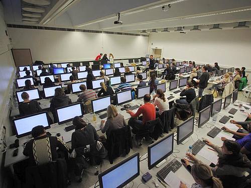 Die mit der Digitalisierung immer schneller wachsende Fülle an Informationsquellen im Internet kann Schülerinnen und Schüler aus Sicht der Stiftung Lesen vor große Herausforderungen stellen. Foto: Fredrik von Erichsen/dpa