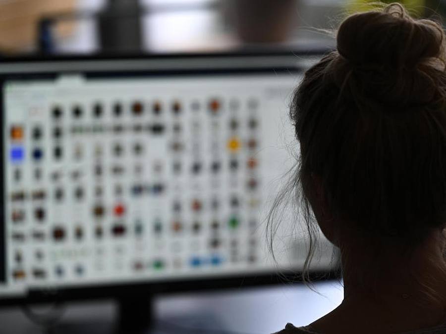 Eine Polizistin vor einem Auswertungscomputer auf der Suche nach Kinderpornografie und Fällen von sexuellem Missbrauch. Foto: Arne Dedert/dpa