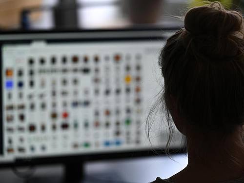 Eine Polizistin vor einem Auswertungscomputer auf der Suche nach Kinderpornografie und Fällen von sexuellem Missbrauch. Foto: Arne Dedert/dpa