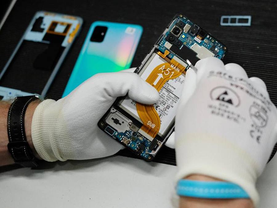 Reparatur eines Mobiltelefones in der Werkstatt der Komsa AG. Foto: Sebastian Willnow/dpa-Zentralbild/dpa