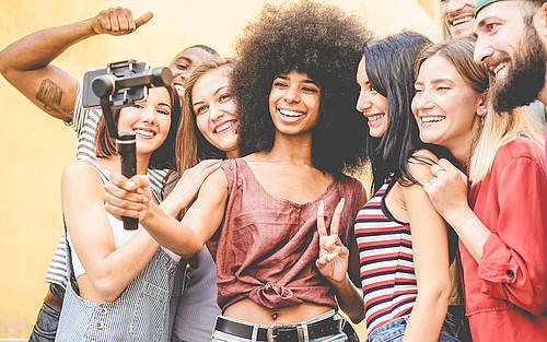 Junge Leute machen ein Selfie