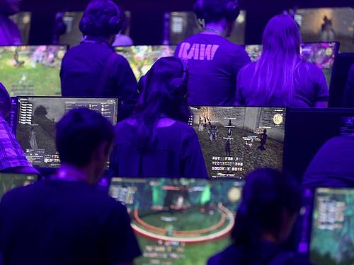 Messebesucher testen auf der Gamescom neue Spiele. Foto: Oliver Berg