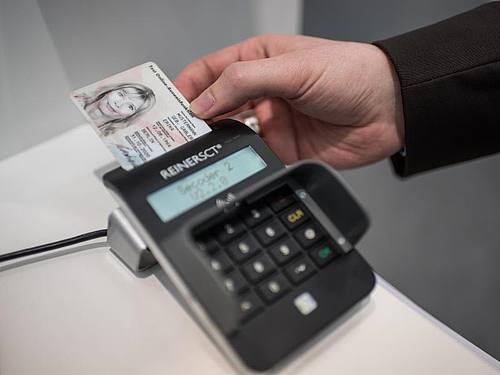 Mit den neuen E-Personalausweisen lassen sich jetzt schon manche Verwaltungsvorgänge online erledigen. Foto: Ole Spata/dpa-tmn/dpa