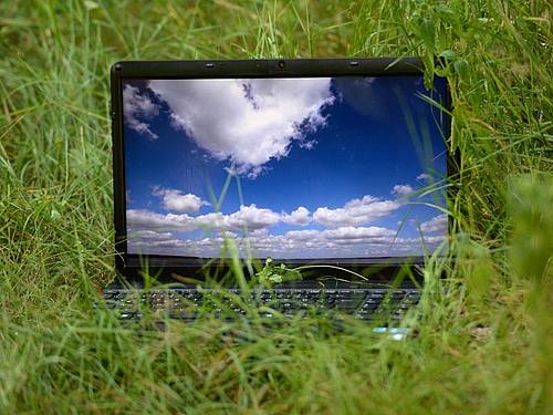 Laptop auf Wiese. Foto: Matthias Balk/dpa