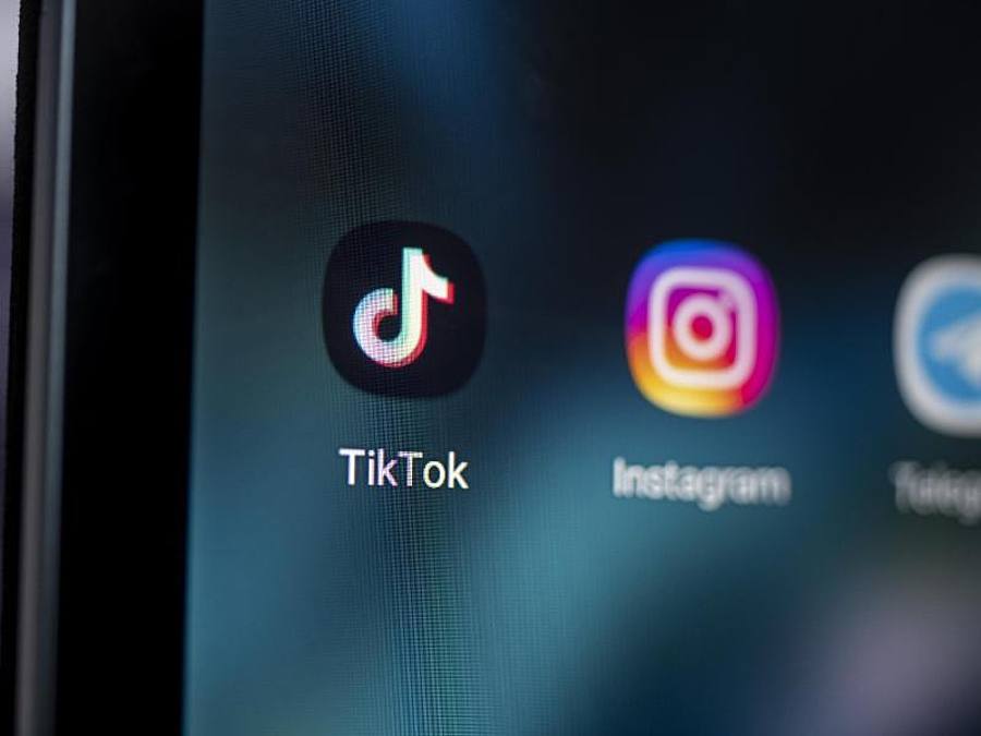 Auf dem Bildschirm eines Smartphones sieht man die Logos der Apps TikTok und Instagram. Foto: Fabian Sommer/dpa