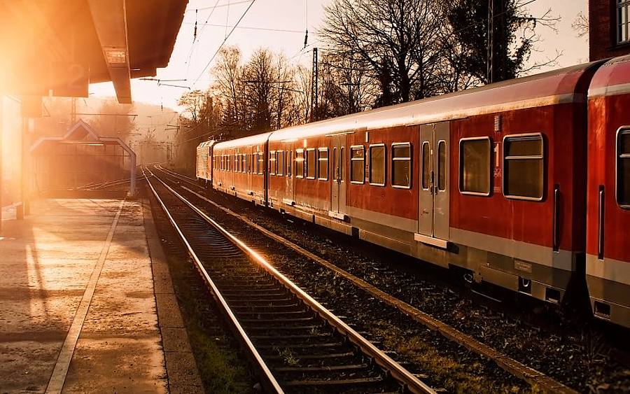 Bahn, Bildquelle: Andreas Dengs/pixelio.de