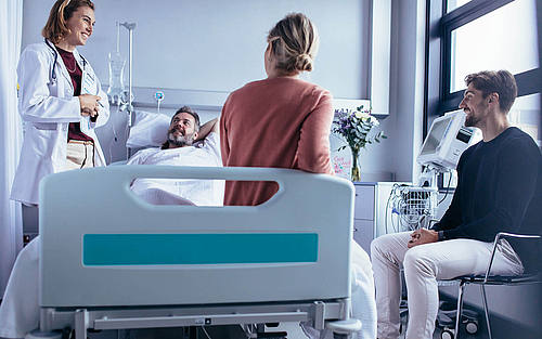 Ein Krankenhauszimmer bei der Arztvisite