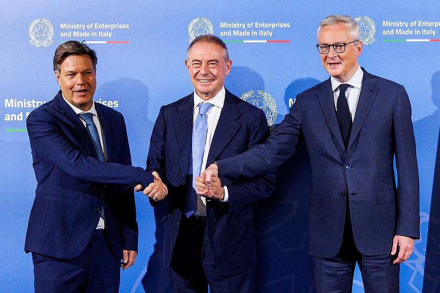 Wirtschaftsminister Robert Habeck (l-r) mit seinen Amtskollegen  Adolfo Urso und Bruno Le Maire in Rom.